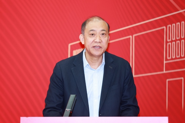 《教育踐悟錄》作者、中央財經(jīng)大學黨委書記何秀超。受訪者供圖