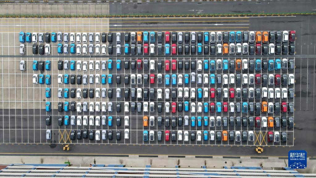這是2023年7月9日在上海外高橋海通汽車碼頭拍攝的等待裝船運(yùn)往澳大利亞的上汽MG品牌汽車和新能源車（無人機(jī)照片）。新華社記者 方喆 攝