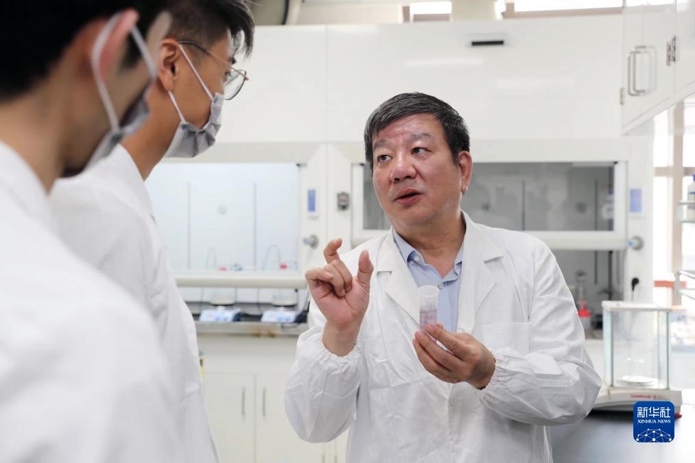 中國科學(xué)院院士、國家自然科學(xué)獎(jiǎng)一等獎(jiǎng)得主趙東元在復(fù)旦大學(xué)實(shí)驗(yàn)室里指導(dǎo)學(xué)生（2023年9月2日攝）。新華社記者 劉穎 攝