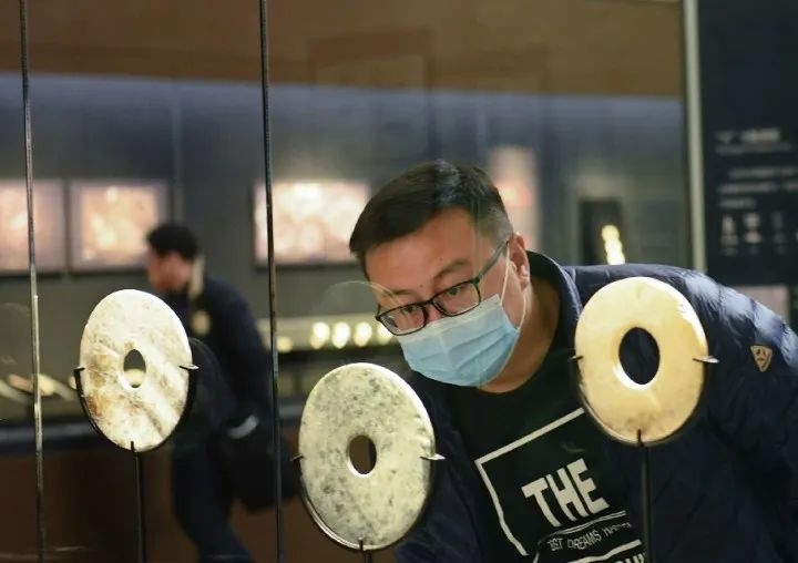 游客在良渚博物院觀看玉璧。新華社記者 翁忻旸 攝