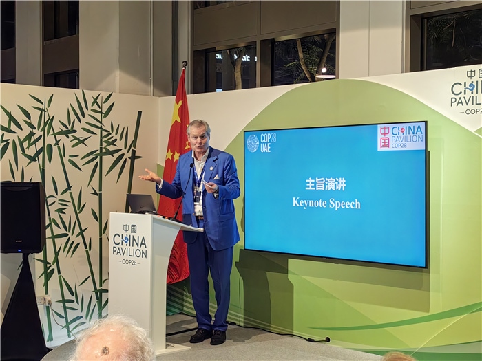 意大利都靈理工大學(xué)終身教授岡特·鮑利發(fā)言。COP28中國角供圖