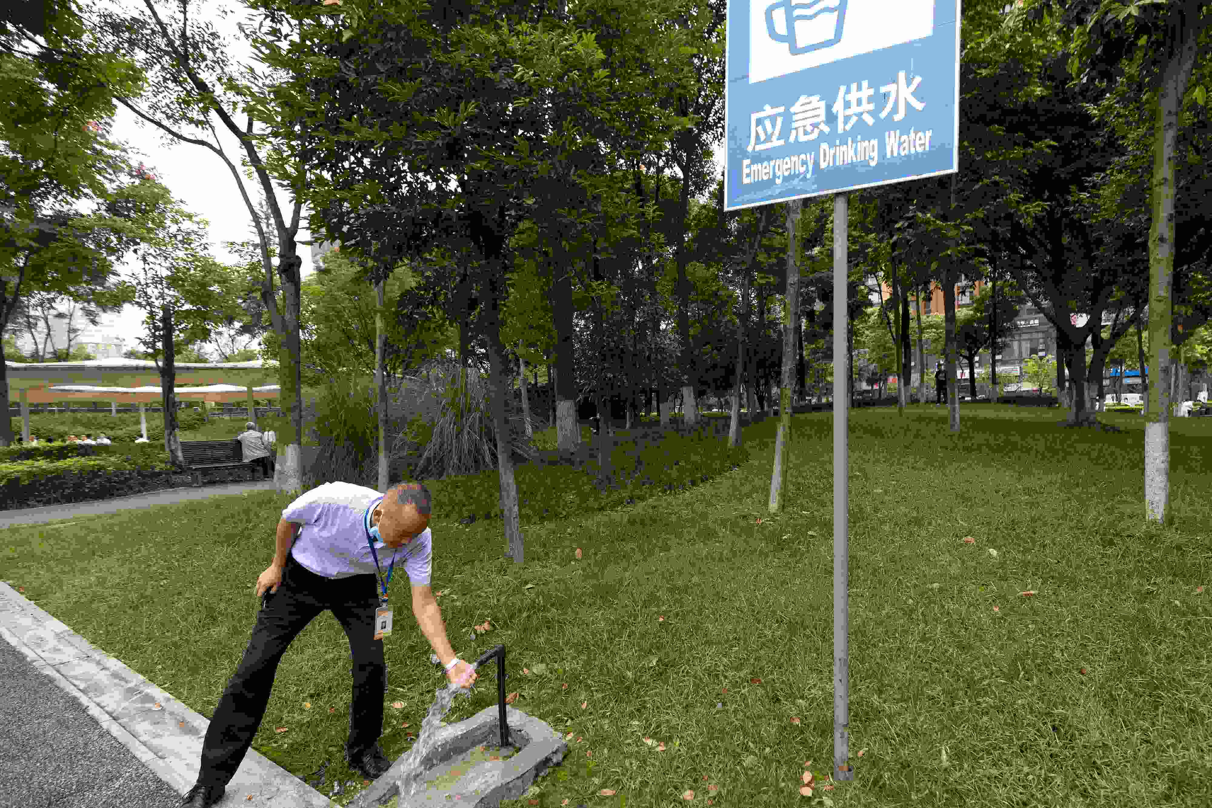 位于成都高新區(qū)天府二街與天府三街之間的大源中央公園，應(yīng)急供水設(shè)施標識醒目。