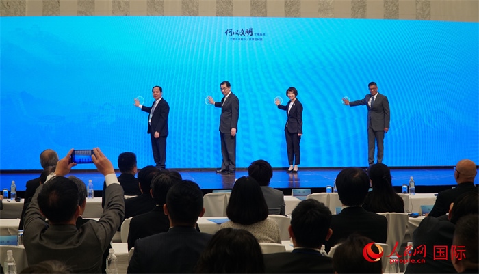 嘉賓共同啟動(dòng)“何以文明”日本特展體驗(yàn)暨2024年總臺春晚宣介區(qū)。人民網(wǎng) 蔣曉辰攝