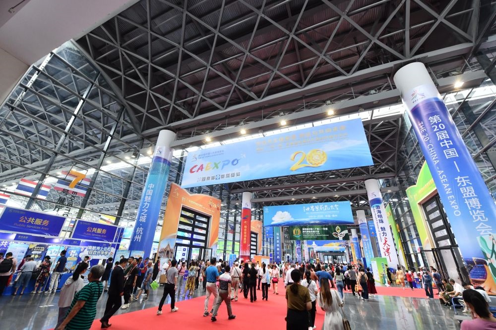 2023年9月18日，參觀者在第二十屆中國—東盟博覽會東盟商品展區(qū)選購商品。新華社記者 黃孝邦 攝