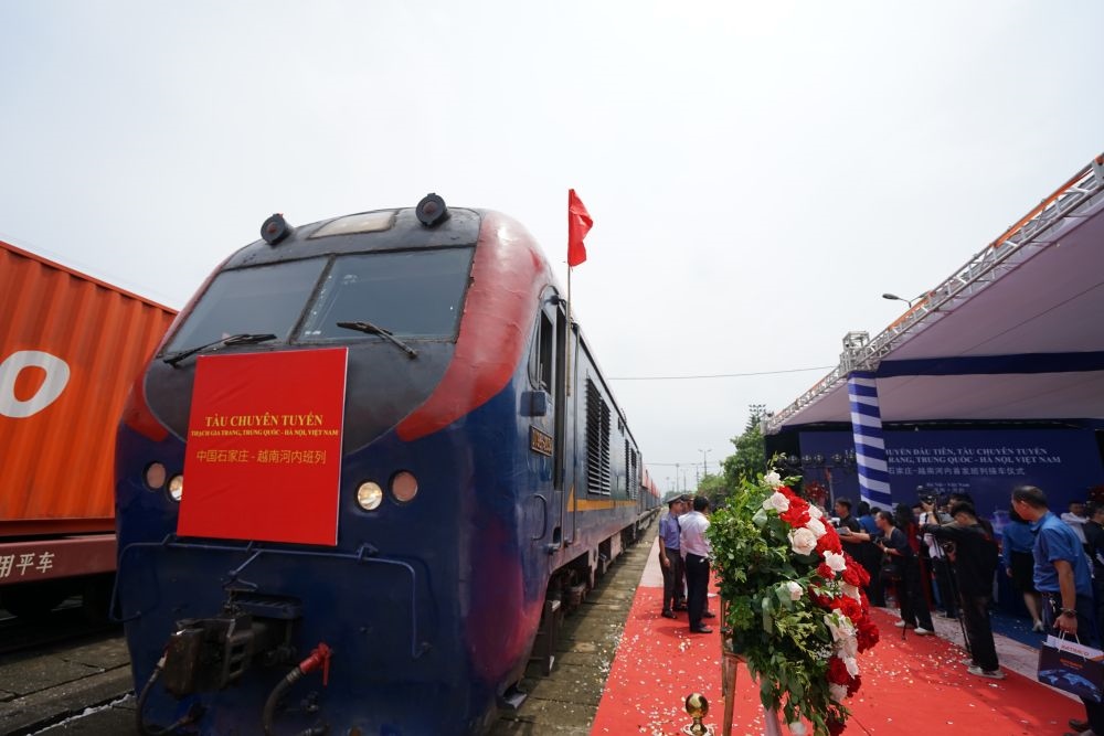 這是2023年8月2日在越南河內安員車站拍攝的首列“燕趙號”中越班列。新華社記者 胡佳麗 攝