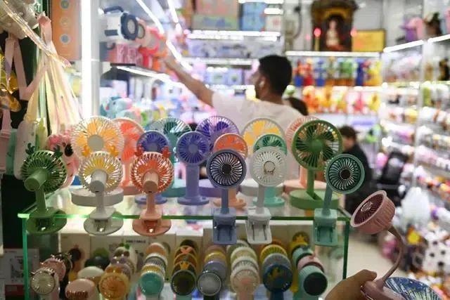 △近期，客商在浙江義烏國(guó)際商貿(mào)城采購(gòu)商品。