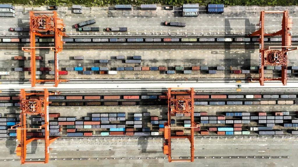 △2023年11月12日，火車在廣西欽州港碼頭裝運(yùn)集裝箱。