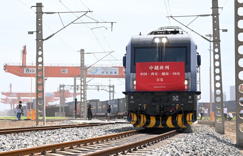 2022年8月23日，陜西首趟中越國際貨運班列由西安國際港站駛出開往越南河內。新華社記者 李一博 攝