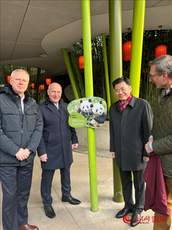 中國(guó)駐德國(guó)大使吳懇（右二）、柏林市長(zhǎng)韋格納（左二）、動(dòng)物園園長(zhǎng)克尼里姆（右一）和監(jiān)事會(huì)主席布魯克曼（左一）共同為“夢(mèng)想”“夢(mèng)圓”大熊貓紀(jì)念牌揭幕。人民網(wǎng)記者 徐馨攝