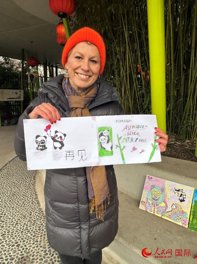 桑德拉和德國(guó)小朋友們的作品。右圖寫(xiě)著“祝福好運(yùn)，再見(jiàn) Pit和Paule（“夢(mèng)想”“夢(mèng)圓”的德語(yǔ)名字）”。人民網(wǎng)記者 徐馨攝