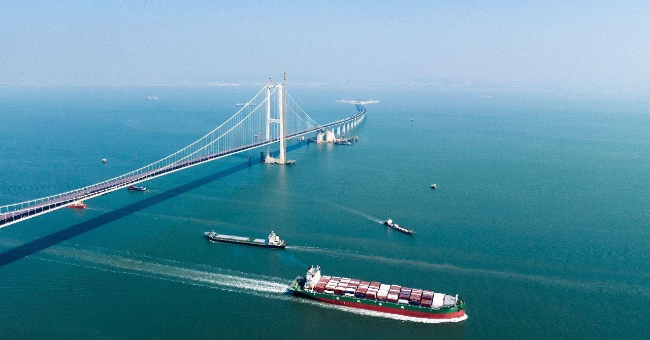 △2023年11月28日，國家重大工程深中通道海底沉管隧道貫通。