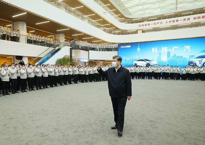 △2023年4月12日，習近平總書記在廣東廣汽研究院向職工們揮手致意。