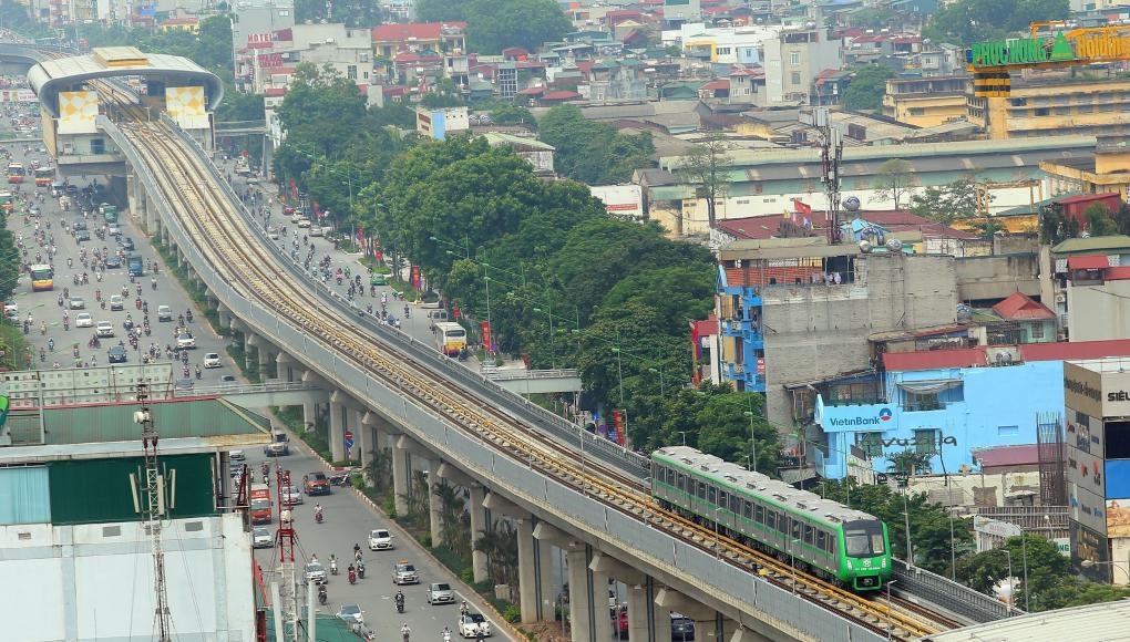 2021年11月6日，列車在越南首都河內(nèi)吉靈-河?xùn)|輕軌線上行駛。中企承建的越南首條城市輕軌項(xiàng)目交接儀式當(dāng)日在河內(nèi)舉行，標(biāo)志著該項(xiàng)目投入運(yùn)行。新華社/越通社