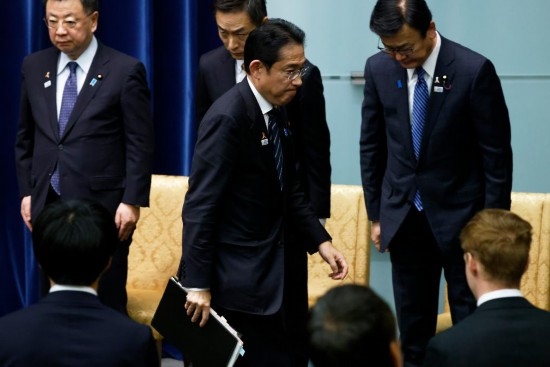  11月2日，在日本東京首相官邸，日本首相岸田文雄在新聞發(fā)布會后離開會場。新華社發(fā)（Pool圖片，太田潔攝）