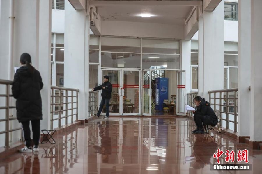 資料圖：幾位考研學(xué)生在南昌大學(xué)教學(xué)樓的天橋上復(fù)習(xí)備考。劉力鑫 攝