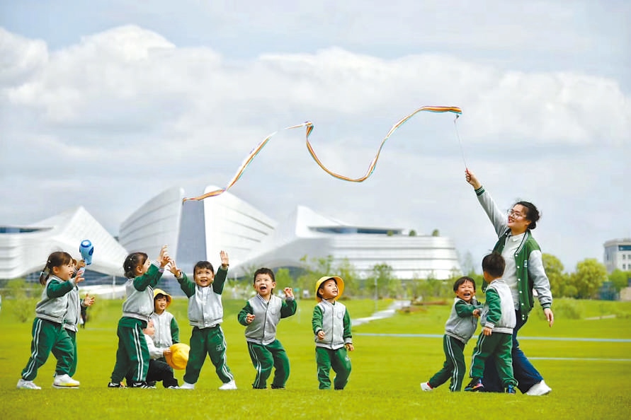  童心飛揚 在浙江衢州市智慧新城草坪公園，一名幼兒園老師揮舞彩帶，與孩子們一起玩耍。衢州市柯城區(qū)將兒童友好理念融入城區(qū)整體規(guī)劃，努力為兒童成長創(chuàng)造更好的發(fā)展環(huán)境，提升兒童和家庭的獲得感、幸福感、安全感。 衢州市柯城區(qū)某幼兒園哥倫比亞籍教師 莉莉安娜·雷斯特雷波·埃斯皮諾薩攝 “我和家人都很喜歡在衢州生活，這是一座兒童友好城市，有很多兒童營地和戶外活動場所。我看到孩子們在幼兒園、戶外非?？鞓返赝嫠＃阌孟鄼C記錄下這美好時刻。”