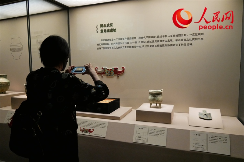 今年9月，觀眾正在參觀“鑒往知遠(yuǎn)——新時(shí)代考古成果展”。人民網(wǎng)記者 韋衍行攝
