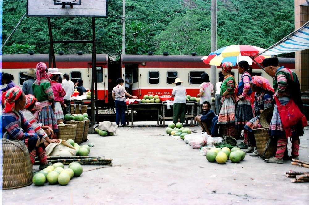 這是90年代中后期滇越鐵路沿線的集市，客運列車的開行為當?shù)氐拇迕駧砩虣C。