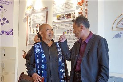  在大理州古生村訴訟服務(wù)站內(nèi)，全國(guó)人大代表樊九平為“阿鵬調(diào)解員”點(diǎn)贊。