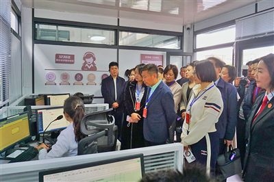  在昆明中院訴前調(diào)解工作室內(nèi)，代表們觀摩法官線上調(diào)解。