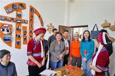  在大理法院喜洲法庭，代表們與“金花調(diào)解員”共同探討民族特色調(diào)解工作方法。
