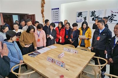  在劍川法院家事調(diào)解室內(nèi)，該院制作的《離婚證明書(shū)》引起了代表們的關(guān)注。
