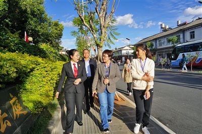  全國(guó)人大代表王爭(zhēng)（右一）、張海鷗（右二）向法官了解民族特色調(diào)解工作機(jī)制。