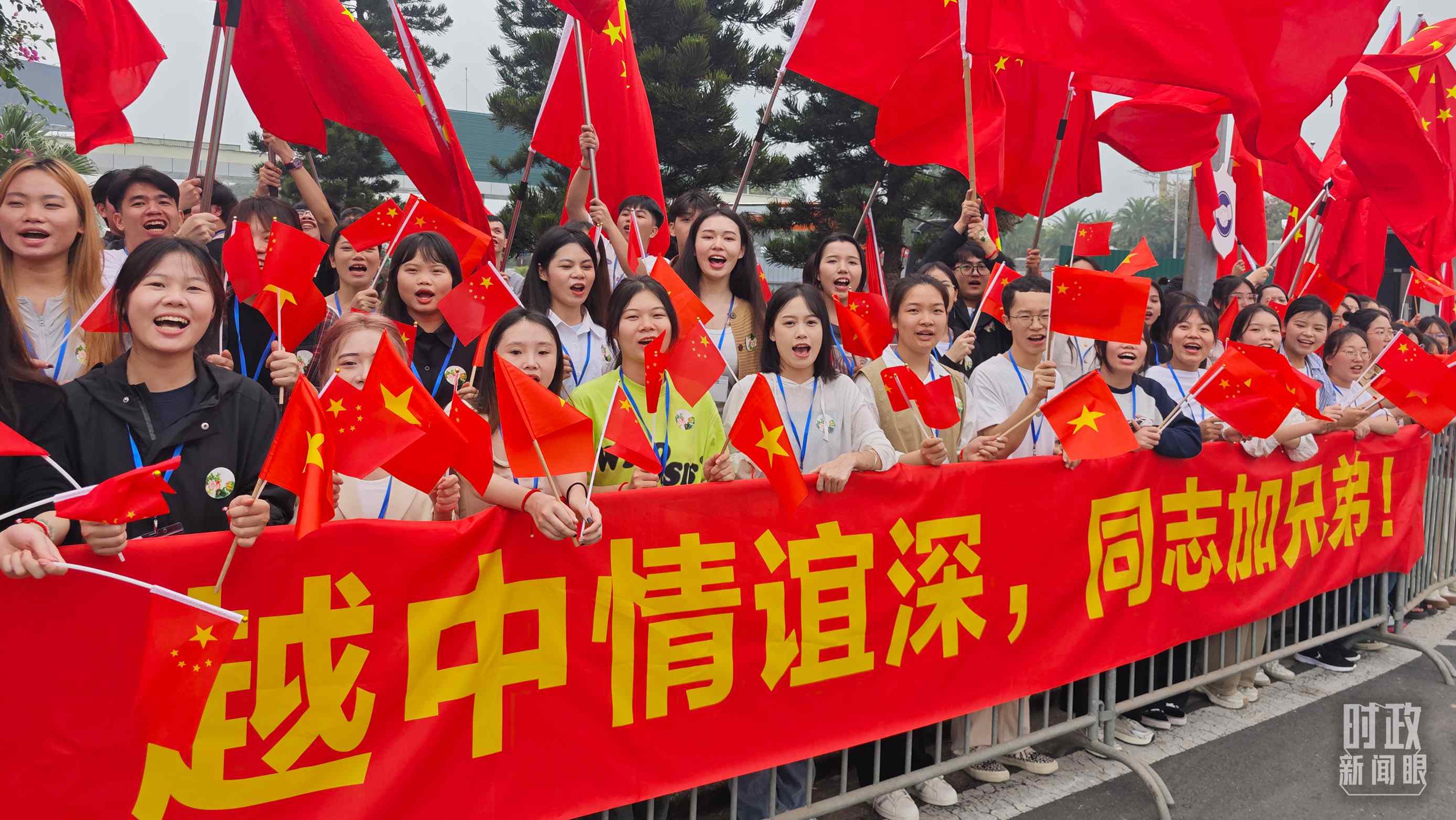 △習近平乘車從機場赴下榻飯店途中，許多人自發(fā)聚集在道路兩旁，揮舞兩國旗幟，表達熱烈歡迎。（總臺央視記者耿小龍拍攝）