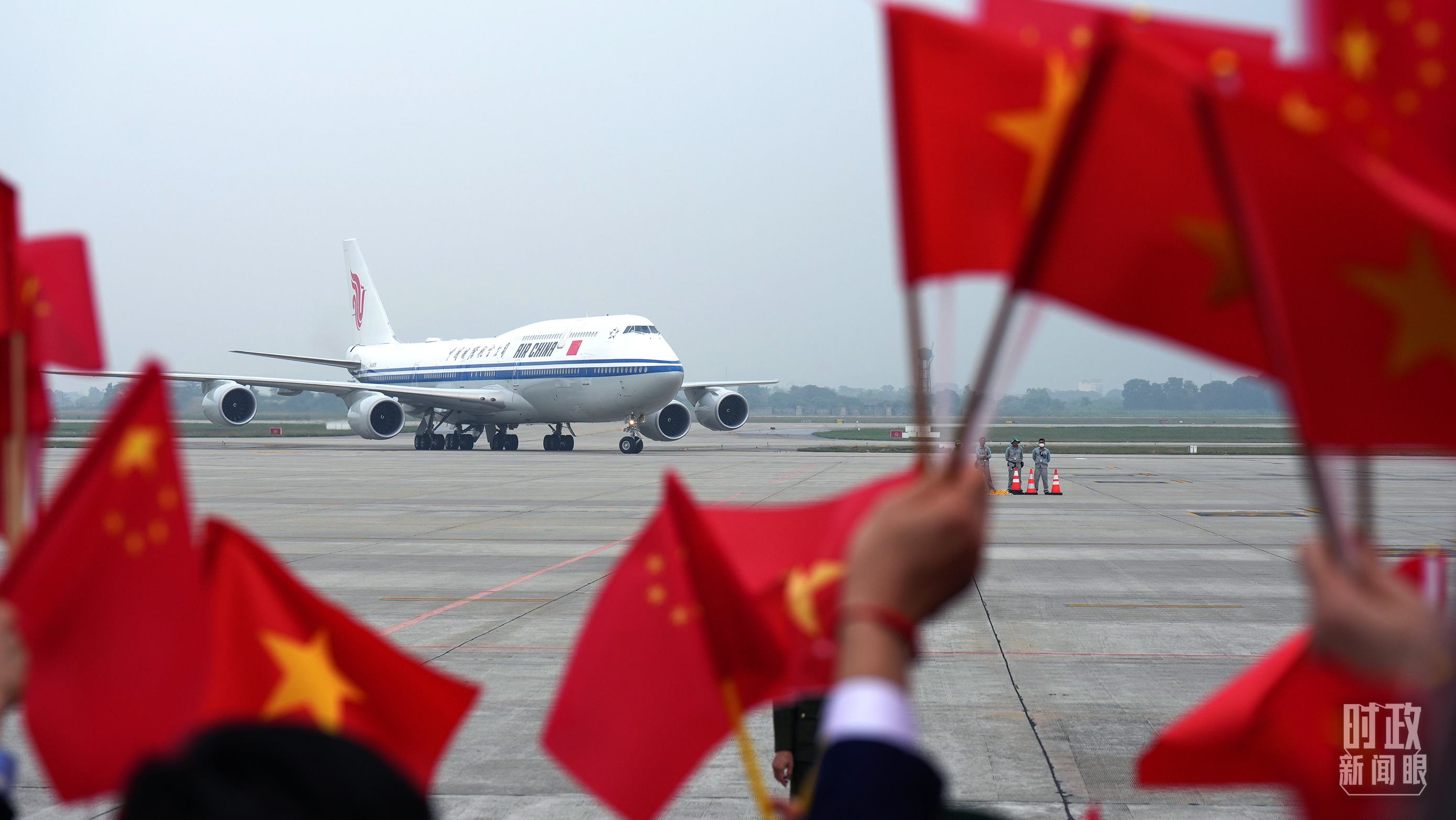 △習近平乘專機抵達越南河內(nèi)。（總臺國廣記者李晉拍攝）