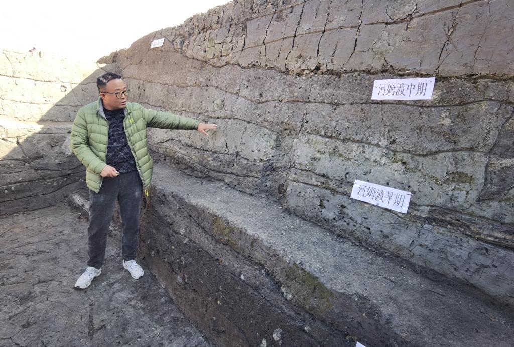 12月14日，汶溪遺址發(fā)掘項目現(xiàn)場負(fù)責(zé)人雷少介紹遺址整體情況。新華社記者顧小立 攝