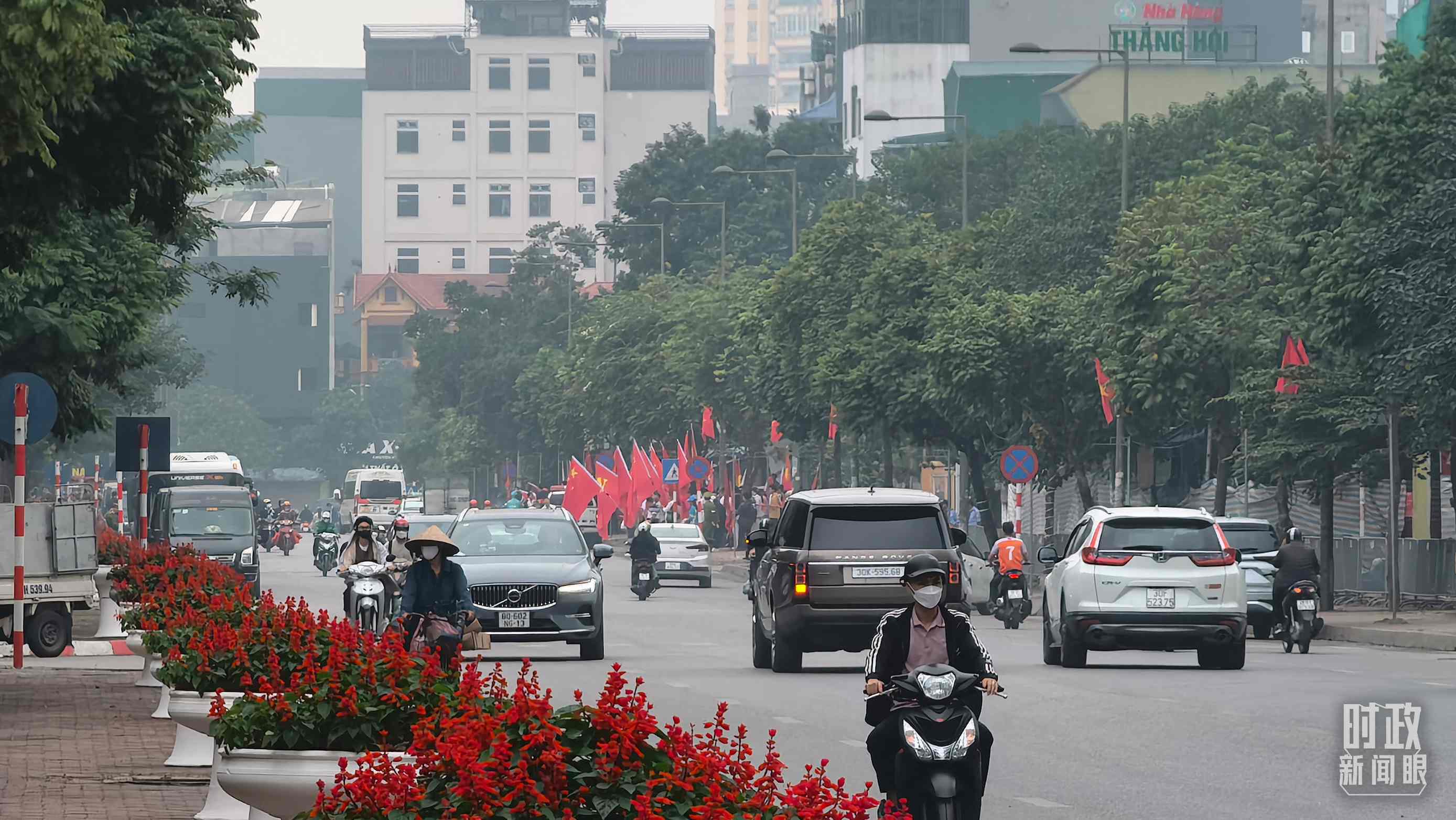△河內(nèi)街道兩側(cè)的中越兩黨兩國旗幟。（總臺央視記者韓銳拍攝）