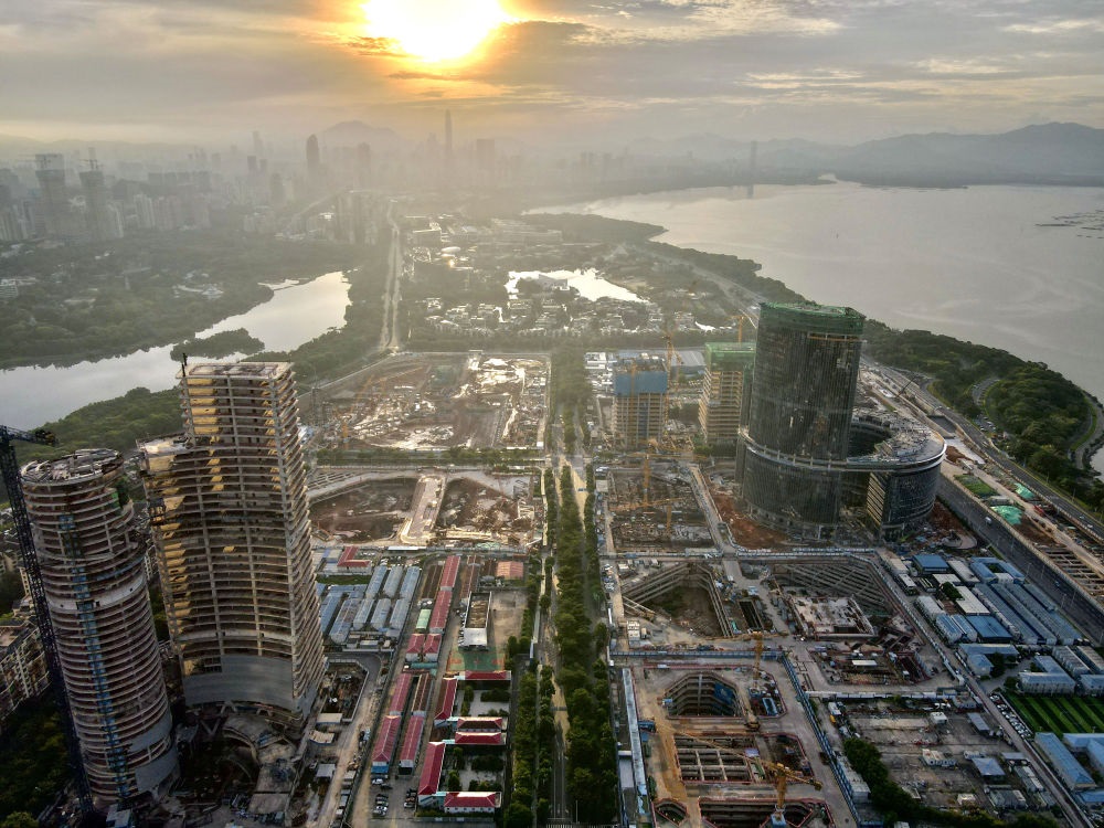 位于深圳市南山區(qū)的深圳灣超級(jí)總部基地建設(shè)現(xiàn)場(chǎng)（無(wú)人機(jī)照片，2023年8月26日攝）。新華社記者 周科 攝