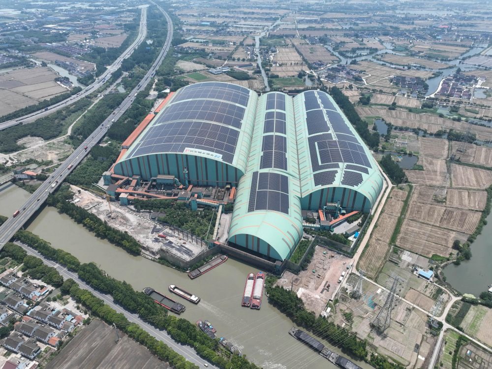 這是江蘇蘇州市常熟市龍騰特種鋼有限公司碼頭料場(chǎng)屋頂光伏（無(wú)人機(jī)照片，2023年6月9日攝）。新華社記者 季春鵬 攝