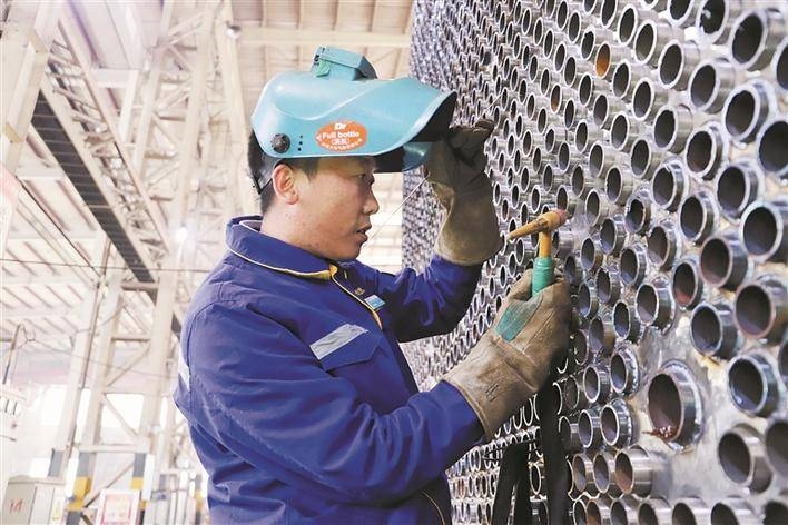 邵旭鵬在車間進(jìn)行電焊作業(yè)。受訪者供圖