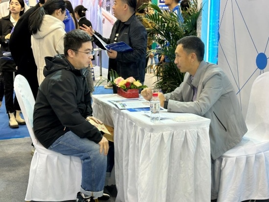 沈陽招聘會現(xiàn)場。人民網(wǎng)記者 尹柏寒攝