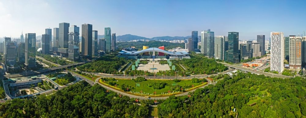 這是在廣東省深圳市拍攝的深圳市民中心和蓮花山公園一線（2020年10月2日攝，無人機(jī)照片）。新華社記者 梁旭 攝