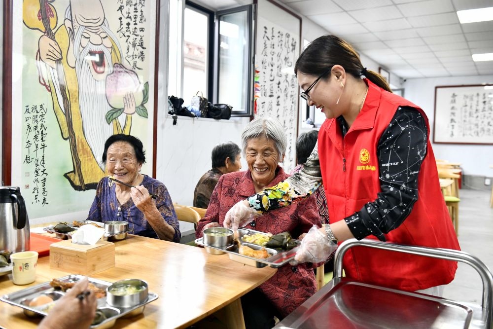 在山東省乳山市城區(qū)街道騰甲莊村幸福食堂，志愿者為老人們配送午餐（2023年6月24日攝）。新華社記者 郭緒雷 攝