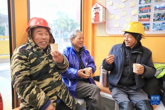 12月16日，幾名戶外勞動者在位于浙江舟山市的一家“勞動者驛站”里喝姜茶驅(qū)寒。