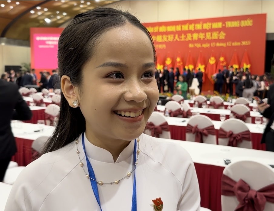 越南青年代表黎月瓊接受記者采訪。