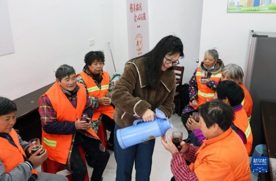 12月16日，在浙江省湖州市德清縣乾元鎮(zhèn)環(huán)衛(wèi)工人愛心驛站，志愿者為環(huán)衛(wèi)工人倒紅糖姜茶。