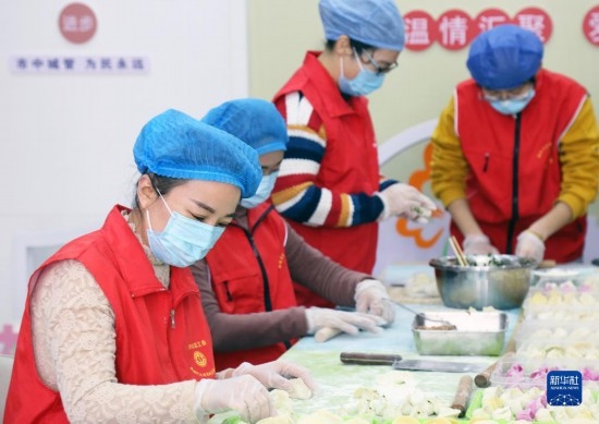12月16日，在山東省棗莊市市中區(qū)城管藍職工志愿服務驛站，愛心志愿者為戶外勞動者包水餃。