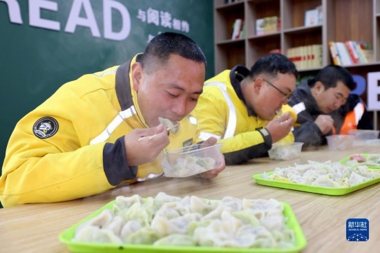 12月16日，在山東省棗莊市市中區(qū)城管藍職工志愿服務驛站，戶外勞動者吃上熱氣騰騰的水餃。