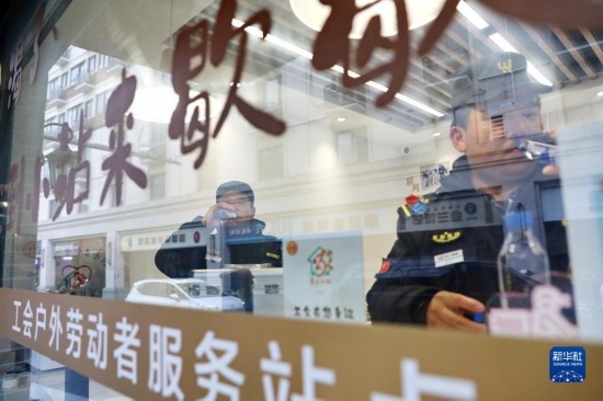 12月16日，戶外工作者在浙江省嘉興市南湖區(qū)丁家橋社區(qū)個性化“惠工小站”休息。