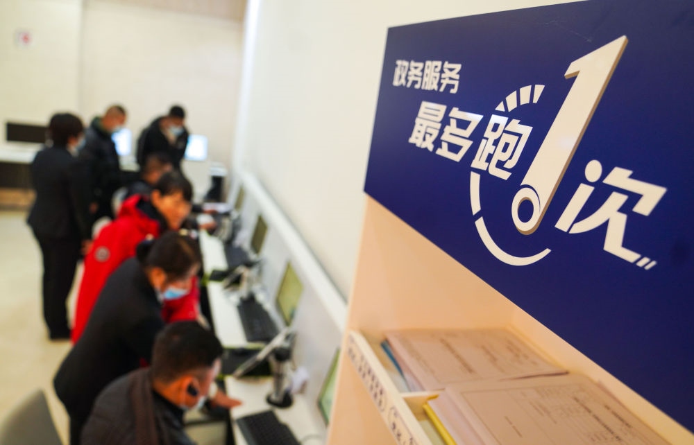 在吉林省長春市二道區(qū)政務(wù)服務(wù)中心輔助填報(bào)區(qū)，市民在工作人員的輔助下進(jìn)行事項(xiàng)填報(bào)（2020年11月23日攝）。新華社記者 許暢 攝