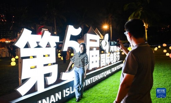 12月16日，觀眾在第五屆海南島國際電影節(jié)開幕式現(xiàn)場拍照留念。