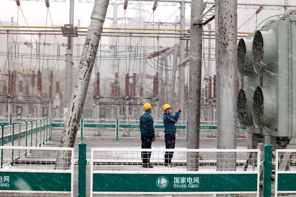 △國網(wǎng)壽光市供電公司變電運維人員在檢查變電站積雪情況。