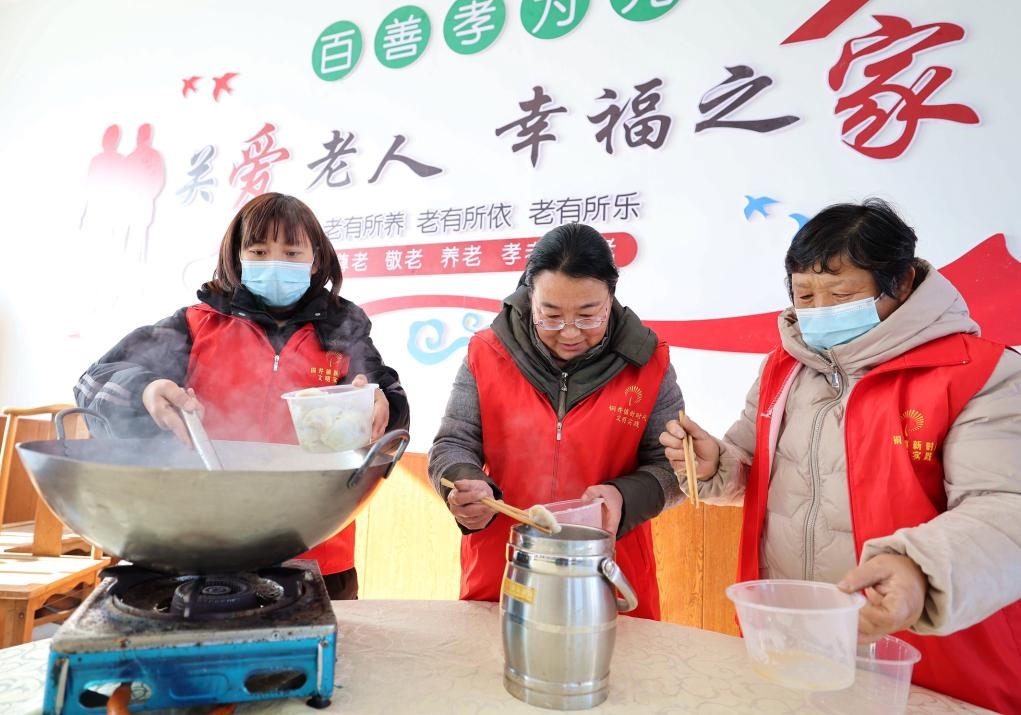 12月17日，在山東省臨沂市沂南縣銅井鎮(zhèn)杜山社區(qū)孝善食堂，志愿者們在為社區(qū)內獨居和行動不便的老人煮水餃。 新華社發(fā)（王彥冰 攝）