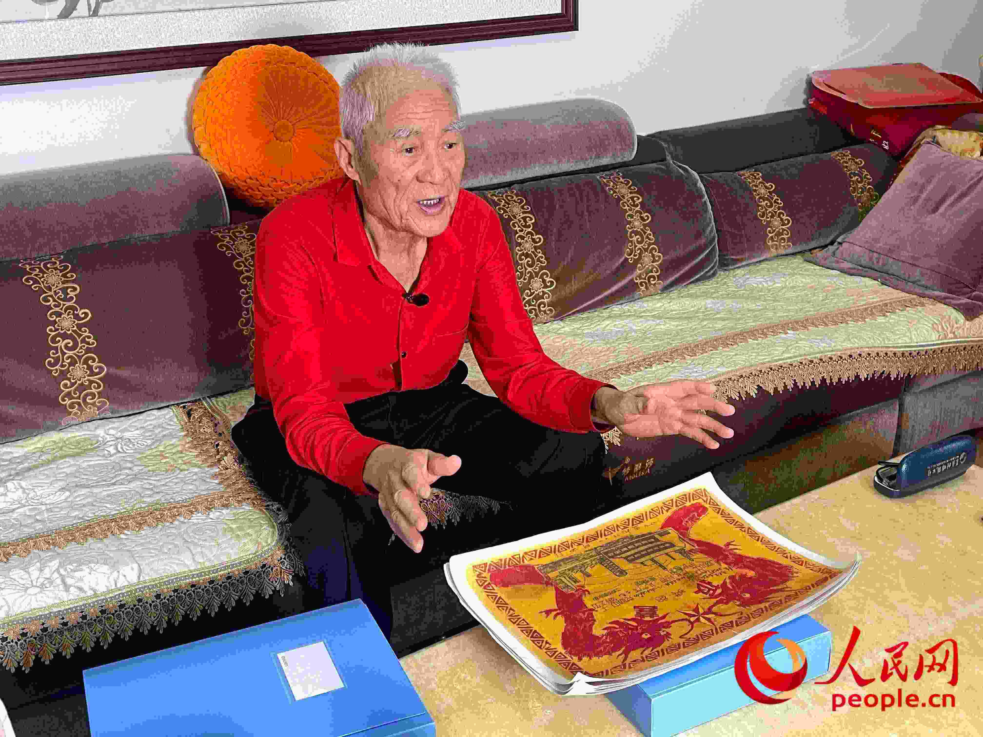馬太生向采訪團(tuán)講述自己獲得獎(jiǎng)狀的經(jīng)歷。人民網(wǎng) 周靜圓攝