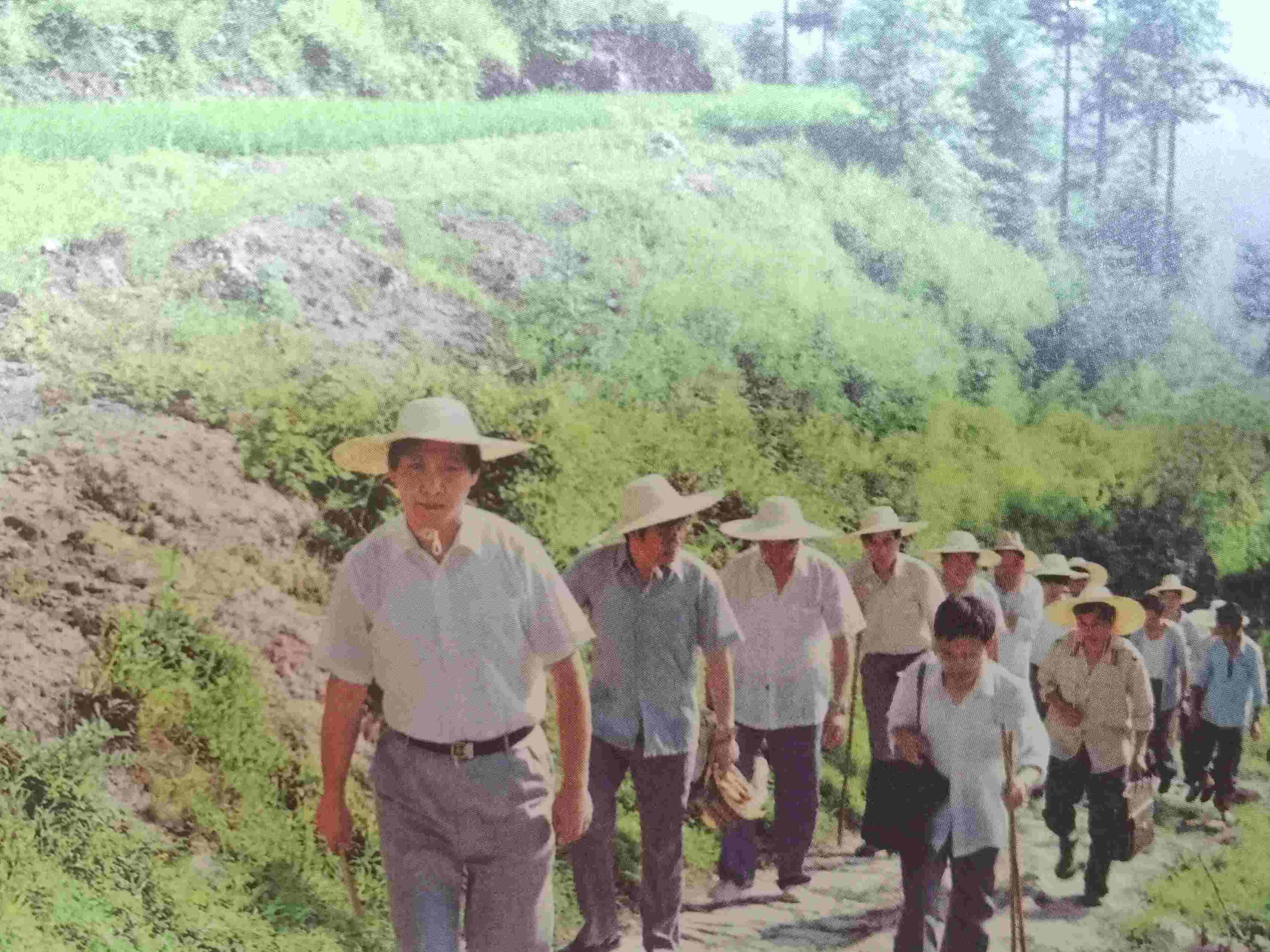 1989年7月，習(xí)近平冒著酷暑，帶頭步行到下黨鄉(xiāng)調(diào)研。