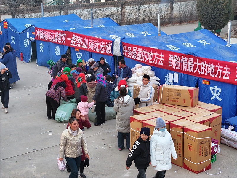 草灘村安置點外。賀勇攝。